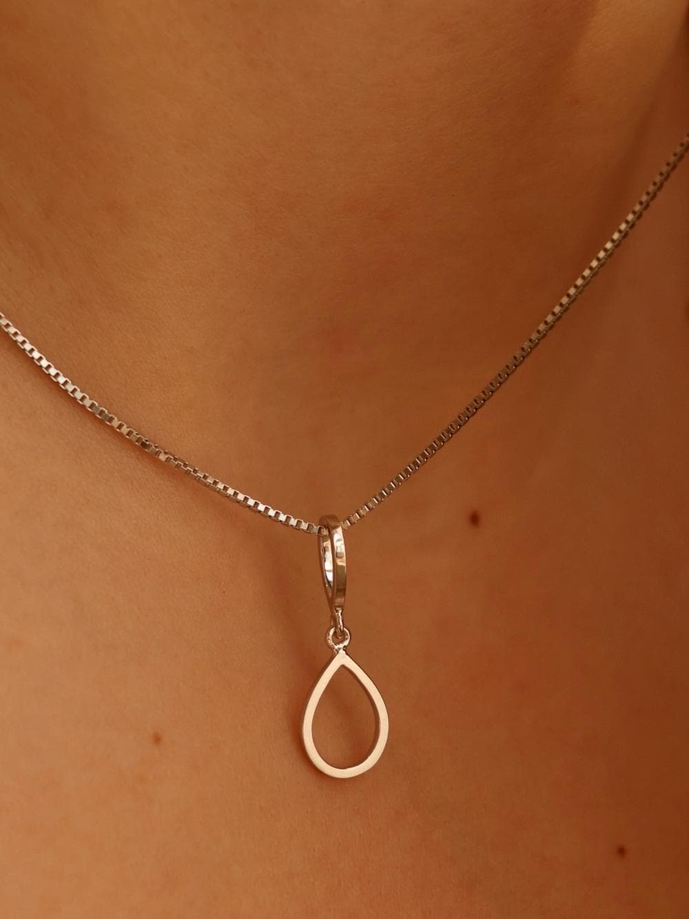 Venezia Chain worn on neck